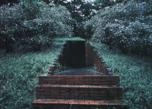鉄の墓－入り口1